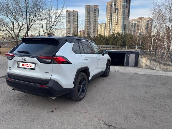2021 Toyota RAV4 V (XA50), белый, 3650000 рублей - вид 4