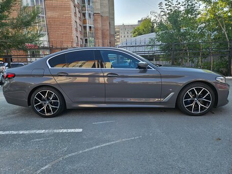 2020 BMW 5 серии 530i xDrive VII (G30/G31/G38) Рестайлинг, серый, 5400000 рублей, вид 2