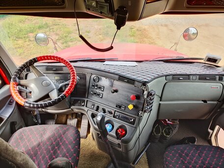 2003 Freightliner Columbia, красный, 1600000 рублей, вид 4