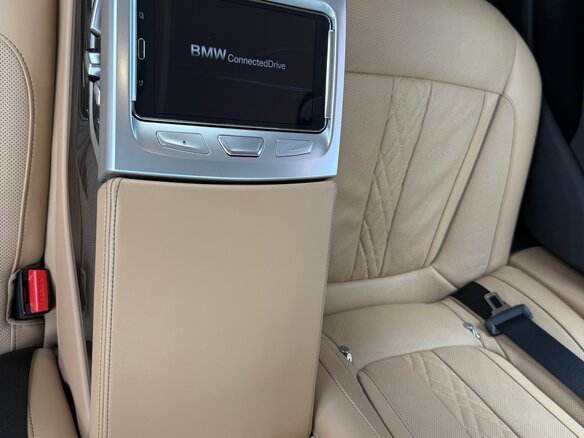 2016 BMW 7 серии 750i xDrive VI (G11/G12), чёрный, 3400000 рублей - вид 12