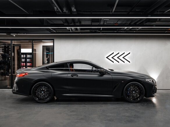 2024 BMW 8 серии M850i xDrive II (G14/G15/G16) Рестайлинг, чёрный, 7500000 рублей - вид 2