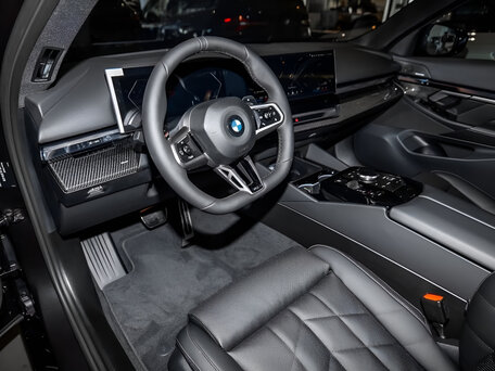 2025 BMW 5 серии 520d xDrive VIII (G60/G61/G68), серый, 7590000 рублей, вид 3