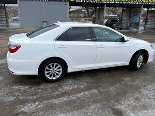 2017 Toyota Camry VII (XV50) Рестайлинг, белый, 1900000 рублей, вид 3