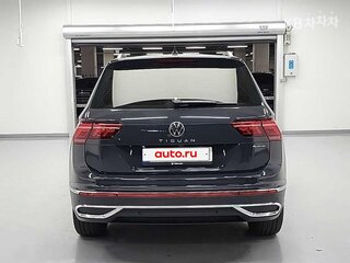 2023 Volkswagen Tiguan II Рестайлинг, чёрный, 3342000 рублей, вид 4