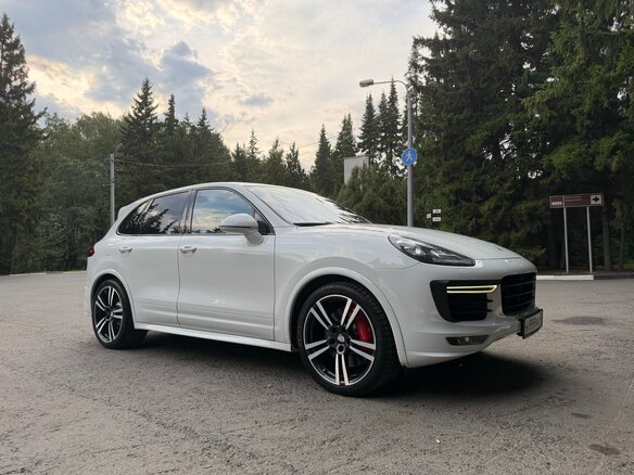 2015 Porsche Cayenne GTS II Рестайлинг (958), белый, 3780000 рублей - вид 4