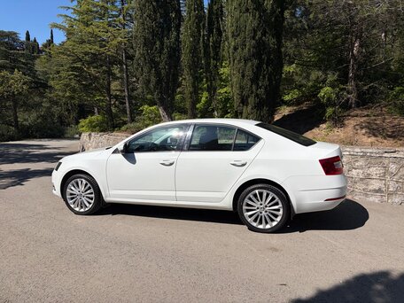 2018 Skoda Octavia III (A7) Рестайлинг, белый, 1690000 рублей, вид 4