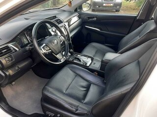 2015 Toyota Camry VII (XV50) Рестайлинг, белый, 1555000 рублей, вид 4