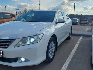 2012 Toyota Camry VII (XV50), белый, 1700000 рублей, вид 1