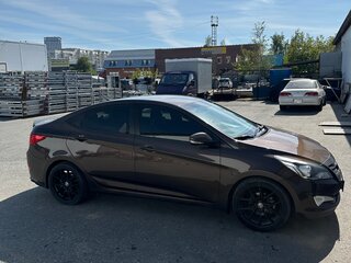 2015 Hyundai Solaris I Рестайлинг, коричневый, 950000 рублей, вид 3