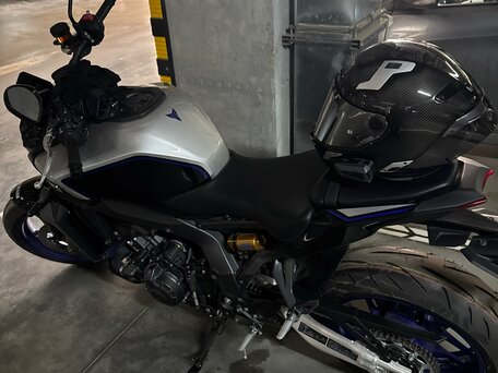 2025 Yamaha MT-09 (FZ-09), серебристый, 1500000 рублей, вид 3