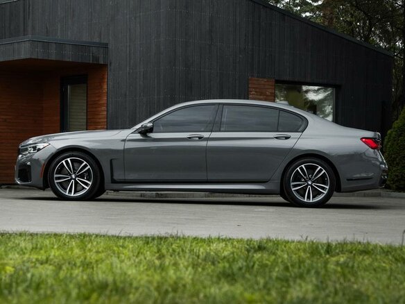 2021 BMW 7 серии Long 740Li xDrive VI (G11/G12) Рестайлинг, серый, 5400000 рублей - вид 6