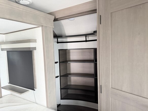 2023 Grand Design RV Solitude, белый, 9965000 рублей - вид 16