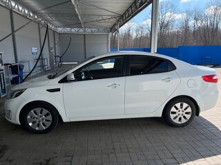 2014 Kia Rio 5-speed III, белый, 800000 рублей, вид 4
