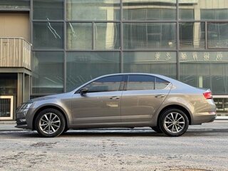 2022 Skoda Octavia III (A7) Рестайлинг, коричневый, 1600000 рублей, вид 3