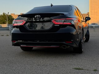2021 Toyota Camry VIII (XV70), чёрный, 3450000 рублей, вид 3