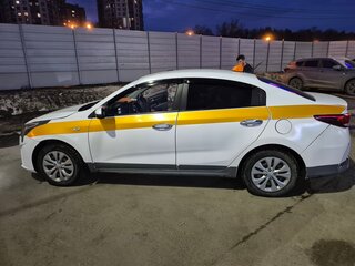 2021 Kia Rio IV Рестайлинг, серый, 870000 рублей, вид 5