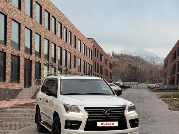 2013 Lexus LX 570 III Рестайлинг, белый, 4700000 рублей - вид 2