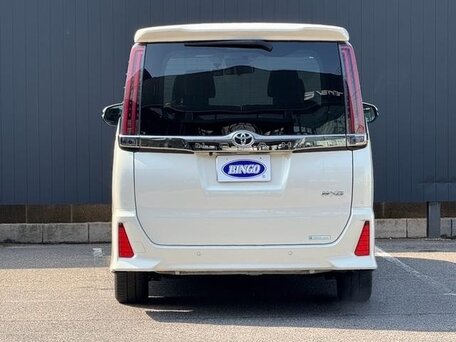 2021 Toyota Noah III (R80) Рестайлинг, белый, 1850000 рублей, вид 5