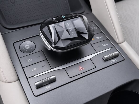 2025 BYD Yuan Up 45.12 kWh, серебристый, 1580007 рублей - вид 6