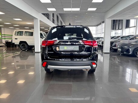 2017 Mitsubishi Outlander III Рестайлинг 2, чёрный, 1445000 рублей, вид 4