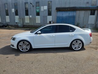 2017 Skoda Octavia III (A7) Рестайлинг, белый, 1670000 рублей, вид 4