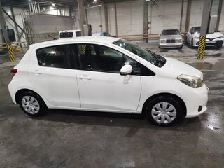 2011 Toyota Vitz III (XP130), белый, 1150000 рублей, вид 3
