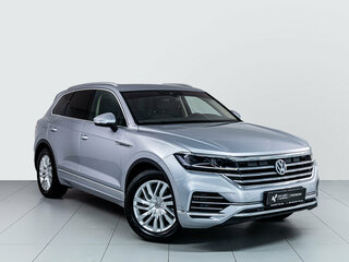 2018 Volkswagen Touareg III, серебристый, 4321000 рублей, вид 3