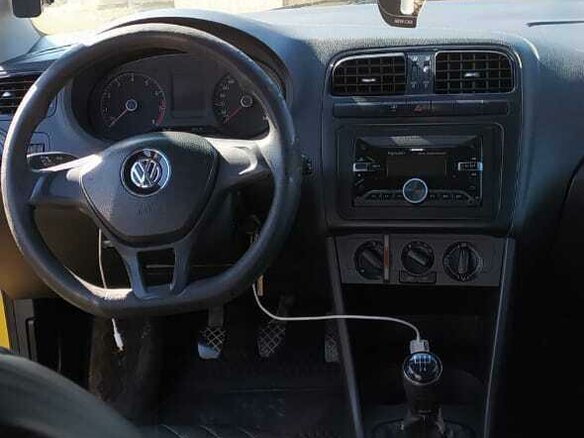 2016 Volkswagen Polo V Рестайлинг, жёлтый, 480000 рублей - вид 4