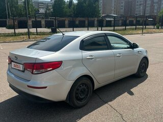 2016 Kia Rio III Рестайлинг, серебристый, 1037000 рублей, вид 4