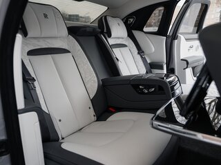 2026 Rolls-Royce Ghost Black Badge II Рестайлинг (Series II), серый, 58900000 рублей, вид 3