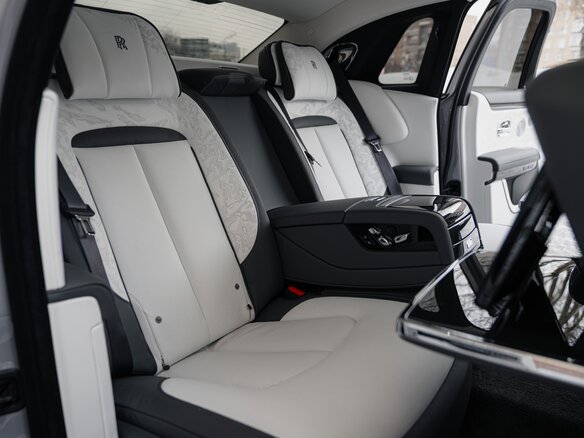 2026 Rolls-Royce Ghost Black Badge II Рестайлинг (Series II), серый, 58900000 рублей - вид 2