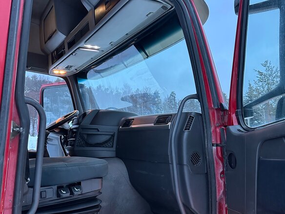 2011 Volvo FM, красный, 1960000 рублей - вид 9