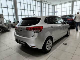 2016 Kia Rio III Рестайлинг, серебристый, 1030000 рублей, вид 5