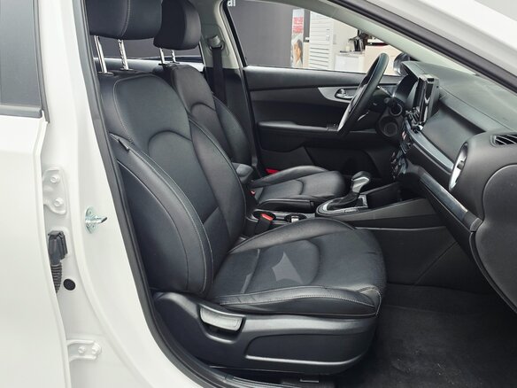 2022 Kia K3 II Рестайлинг, белый, 1720000 рублей - вид 13