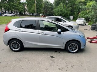2018 Honda Fit III Рестайлинг, серый, 1049000 рублей, вид 4