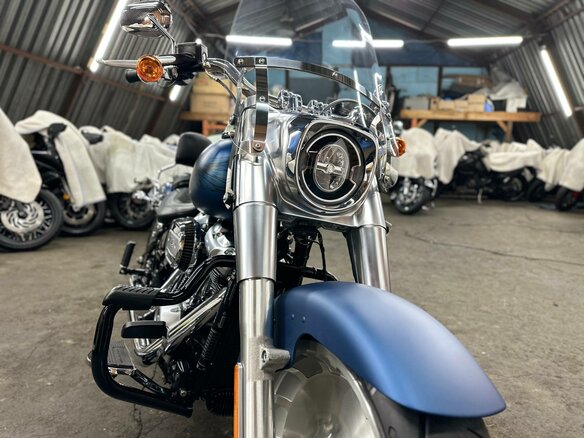 2018 Harley-Davidson Fat Boy, синий, 1990000 рублей - вид 9