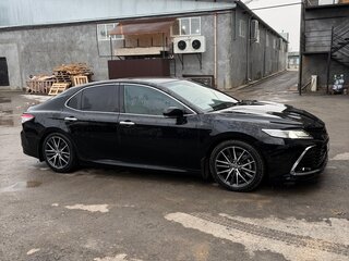 2021 Toyota Camry VIII (XV70) Рестайлинг, чёрный, 3050000 рублей, вид 4