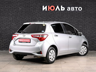 2019 Toyota Vitz III (XP130) Рестайлинг, серебристый, 1070000 рублей, вид 4