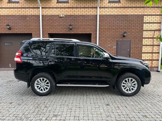 2015 Toyota Land Cruiser Prado 150 Series Рестайлинг 1, чёрный, 3950000 рублей, вид 3