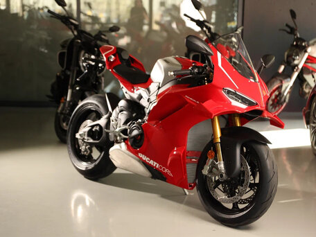 2026 Ducati Panigale V4, красный, 5745000 рублей, вид 5