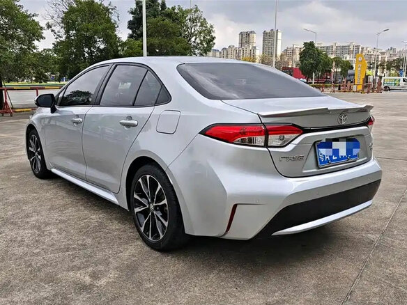 2022 Toyota Corolla Sporty XII (E210) Рестайлинг, серебристый - вид 3