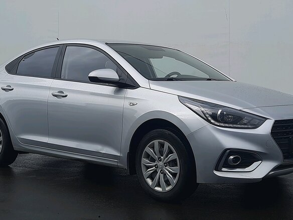 2018 Hyundai Solaris II, серебристый, 1200000 рублей - вид 2