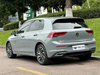 2023 Volkswagen Golf VIII, серый, 1611000 рублей, вид 3
