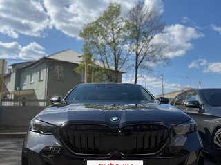 2024 BMW 5 серии 520i VIII (G60/G61/G68), чёрный, 6600000 рублей, вид 4