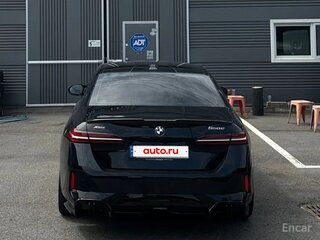 2024 BMW 5 серии 530e VIII (G60/G61/G68), чёрный, 7400000 рублей, вид 4