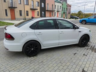 2018 Volkswagen Polo V Рестайлинг, белый, 1155000 рублей, вид 4