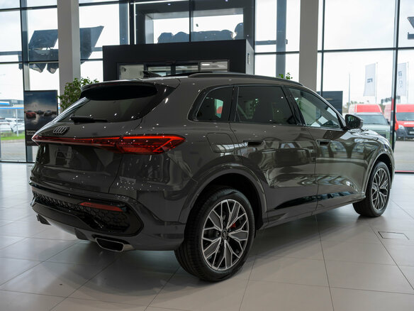 2026 Audi Q5 L III (GU), зелёный, 7540000 рублей - вид 7