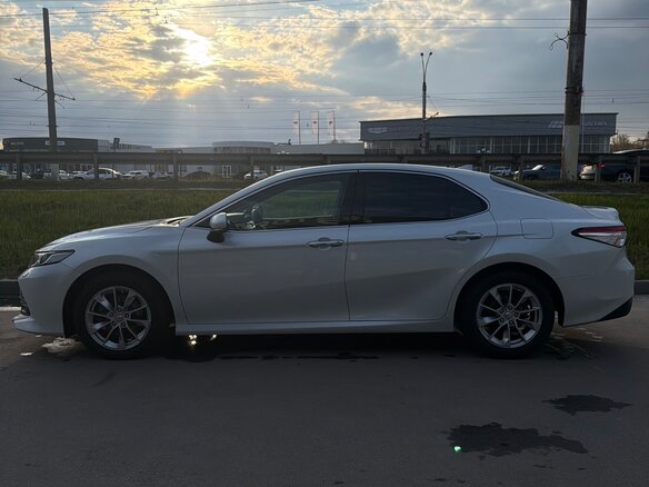 2019 Toyota Camry VIII (XV70), белый, 2750000 рублей - вид 3