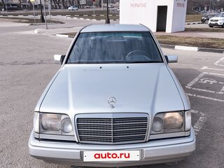 1994 Mercedes-Benz E-Класс 220 I (W124), серебристый, 380000 рублей, вид 4