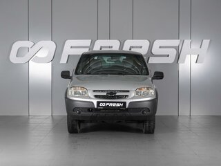 2018 Chevrolet Niva I Рестайлинг, серебристый, 670000 рублей, вид 3